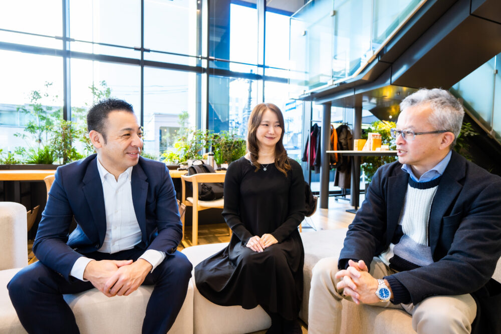 オフィスで談笑する3人
（左から家住・青野・本田）